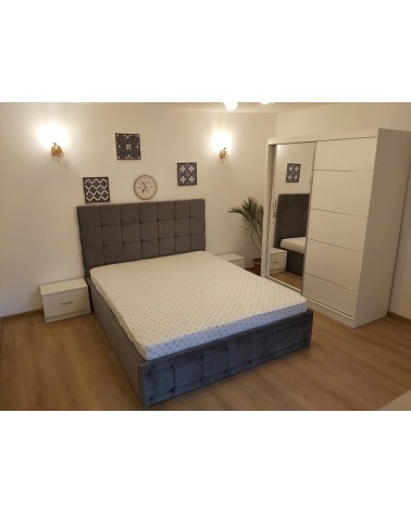 Set Dormitor Queen Alb/Gri, 4 Piese, Pat Complet Tapitat Gri 160 X 200, 2Noptiere, Dulap Cu Oglinda 150cm lungime