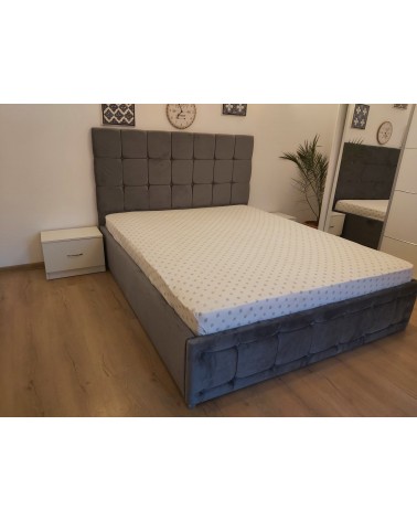 Set Dormitor Queen Alb/Gri, 4 Piese, Pat Complet Tapitat Gri 160 X 200, 2Noptiere, Dulap Cu Oglinda 150cm lungime