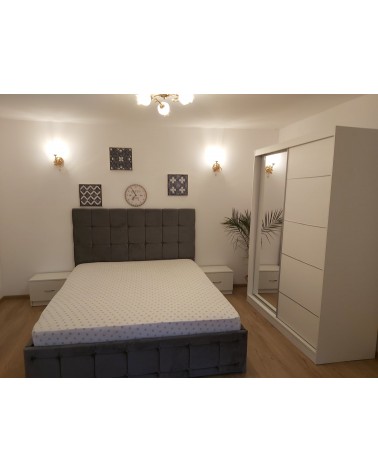 Set Dormitor Queen Alb/Gri, 4 Piese, Pat Complet Tapitat Gri 160 X 200, 2Noptiere, Dulap Cu Oglinda 150cm lungime