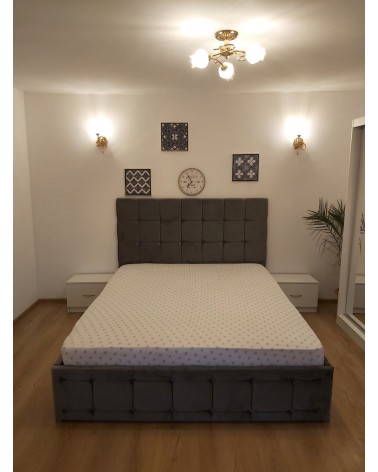 Set Dormitor Queen Alb/Gri, 4 Piese, Pat Complet Tapitat Gri 160 X 200, 2Noptiere, Dulap Cu Oglinda 150cm lungime
