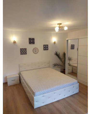 Set Dormitor Milano Alb, 4 Piese, Pat Complet Tapitat Alb 160 X 200, 2Noptiere, Dulap Cu Oglinda 150cm lungime